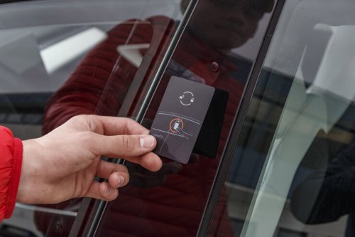 Sicherheitslücke bei modernen Autos: Tesla und Co. lassen sich einfach knacken