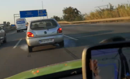VÍDEO: un conductor bloquea al coche de detrás, frena y está a punto de provocar un accidente