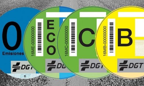 Todo lo que tienes que saber sobre las Etiquetas DGT en 2023: cómo usarlas, limitaciones, dónde conseguirlas…