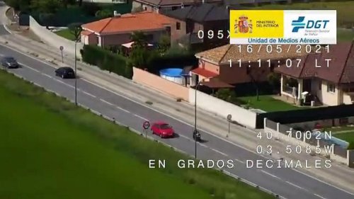 VÍDEO: Estos motoristas se la juegan demasiado adelantando con línea continua (con final merecido)