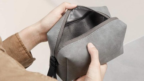 Esta bolsa organizadora es perfecta para llevar cables, soporte de móvil y cargadores o el GPS sin perderlos, y además es impermeable y barata