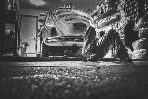 Linterna para reparaciones de coche con fijación magnética por solo 11 euros: ideal para trabajar con luz y las manos libres