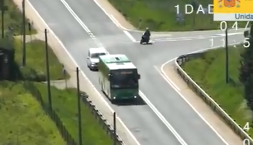 VÍDEO: Un motorista se salta primero un STOP y luego adelanta en línea continua, todo a vista de un dron