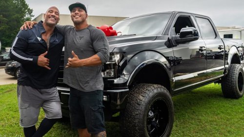 Dwayne “The Rock” Johnson regala un Ford F-150 a su doble