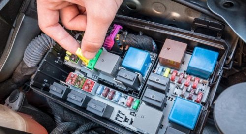 La caja de fusibles de coche que arrasa en Amazon y tienes que comprar: 320 fusibles por 12 euros