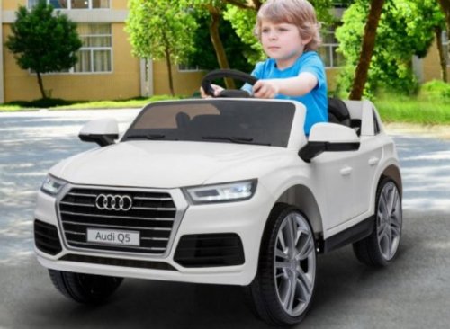 Este coche eléctrico Audi Q5 para niños cuesta 220 euros y tiene luces LED, equipo de música y control remoto para padres