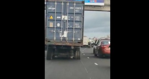 Sur l’autoroute et avec une roue en moins, ce poids lourd n’a vraiment pas peur que les choses tournent mal