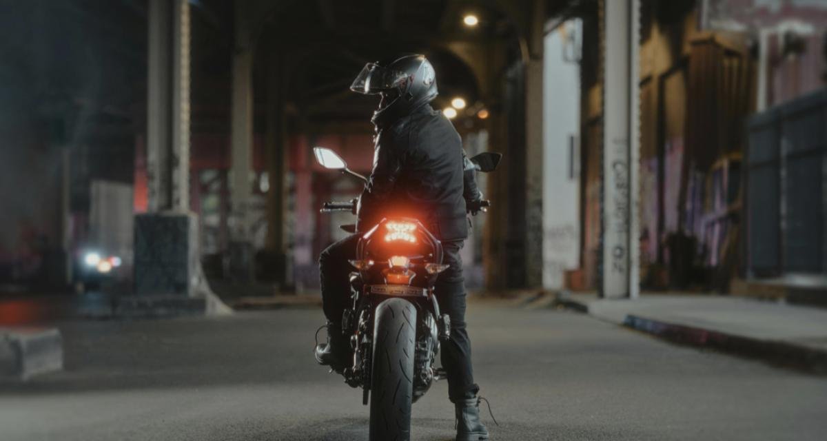 Il arnaque le vendeur avec des faux billets et s’enfuit avec la moto… il n’ira pas bien loin