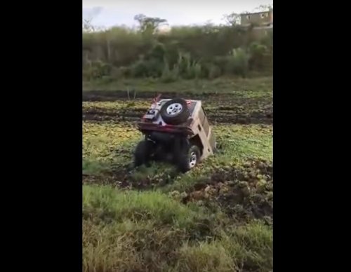 Un Land Rover se retrouve planté dans un marécage