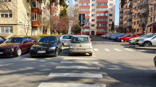 Elle lui pourrit la vie sur le parking… il lui rend la monnaie de sa pièce