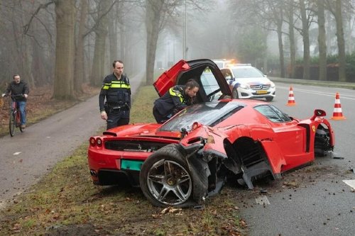 Une Ferrari Enzo quasi détruite après avoir percuté un arbre !