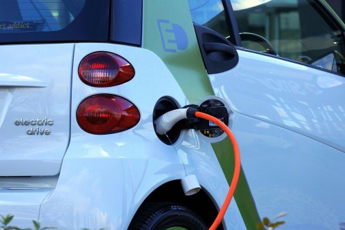 Les voitures électriques coûtent moins cher à l'usage, mais à une condition