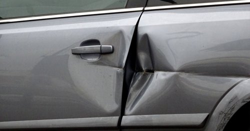 Une généreuse automobiliste se fait défoncer son véhicule à coups de genou !