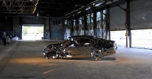 Cette Mercedes-Benz S550 est composée de 12 000 miroirs !