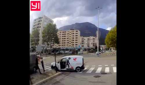 Vidéo : Énervé après un refus de priorité en voiture, il met coup de boule !