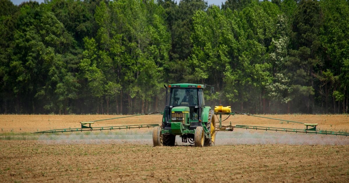 Il pousse et détruit des voitures de chasseurs avec son tracteur !
