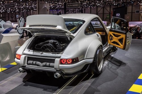 Singer Vehicle Design revoit complètement une Porsche 911 et lui rajoute une carrosserie en carbone