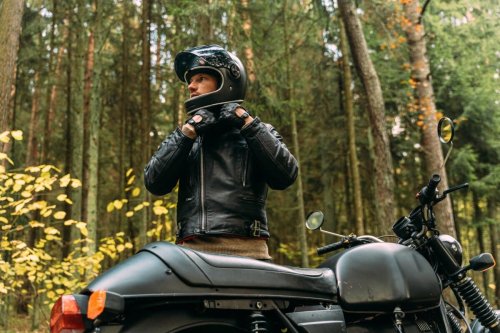Pourquoi les motards mettent-ils leur main gauche sur le haut de leur casque ?