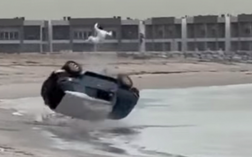 Il roule au bord des vagues Toyota FJ Cruiser et se fait projeter à 5m du sol !