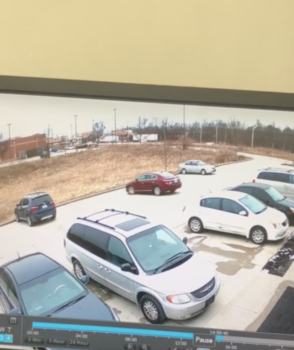 Vidéo : cette voiture recule sur un parking et fracasse toutes les autres autours