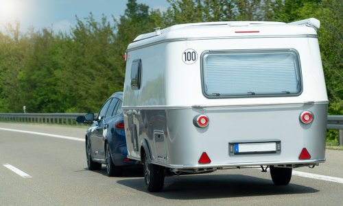 Anhänger und Fahrerlaubnis: Wer darf was ziehen?