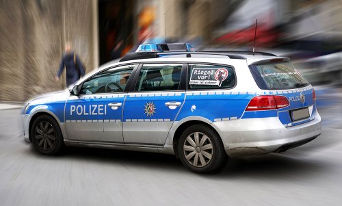 Geisterfahrerin kapert Polizeiauto: Video | autozeitung.de