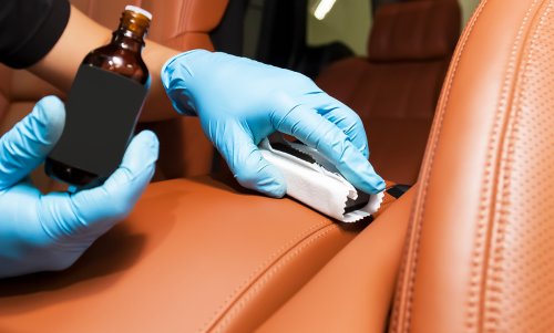 Leder reparieren: So lassen sich Autositze mit Lederkleber reparieren