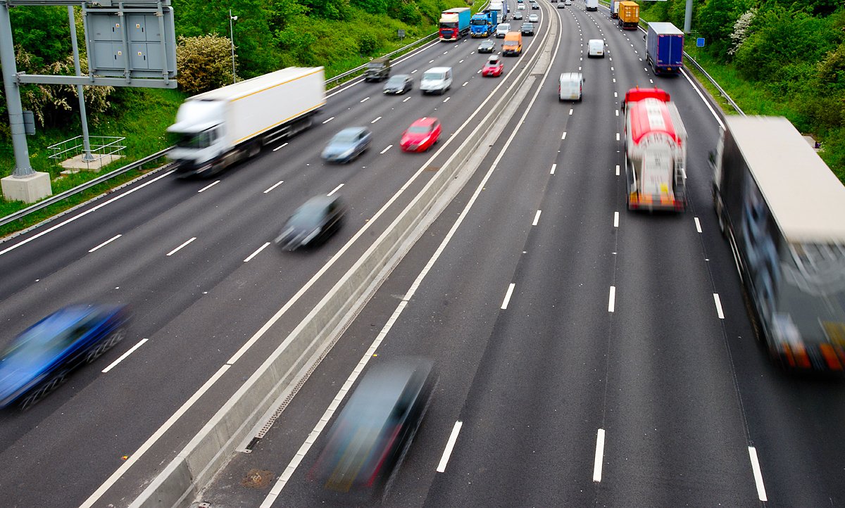 So funktioniert das Rechtsfahrgebot und hier gilt es