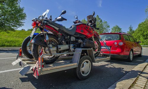 Motorradtransport leicht gemacht: Die besten Anhänger & cleveren Alternativen