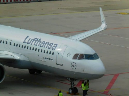 Passagiere sitzen gelassen: Lufthansa flog lieber ferry von Frankfurt nach Berlin