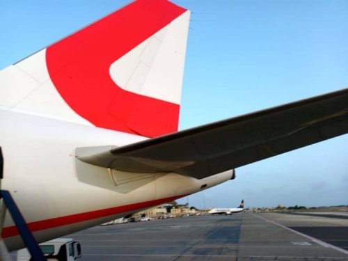 Stansted: Lauda-Europe-Flugbegleiter nach Saufgelage in der Galley verhaftet