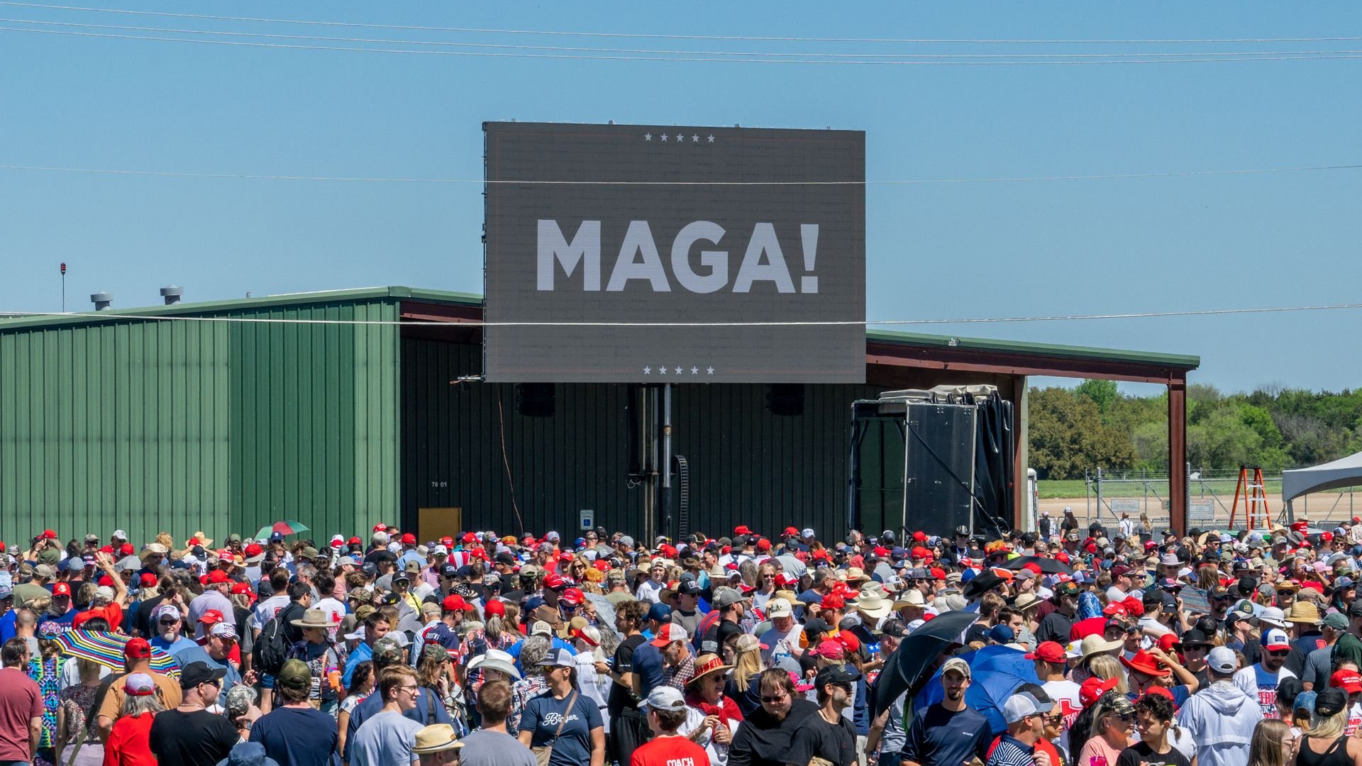 At Waco rally, Trump blasts probers as "maniacs"