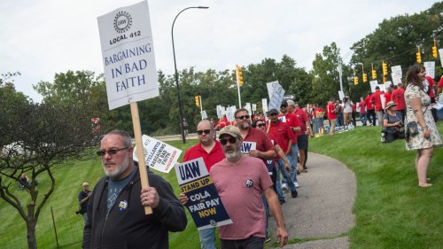 UAW official says union creating "chaos" for automakers, leaked messages show