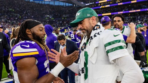 Vikings fans await Aaron Rodgers decision