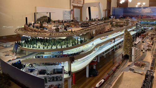 Massive model train set shows Arizona of the 1950s