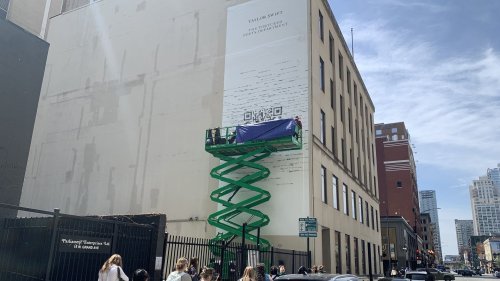 Cryptic Taylor Swift mural turns heads in Chicago