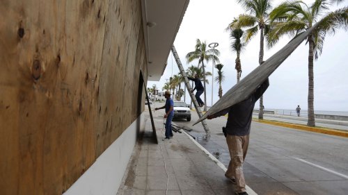Hurricane Orlene slams Mexico's Pacific coastline