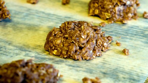 These No-Bake Trail Cookies Taste Delicious and Look Like Literal Sh*t