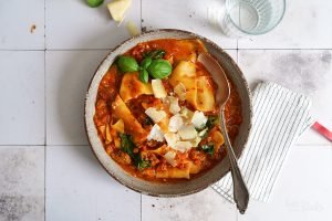 Lasagne Suppe mit Bratwürsten & Spinat