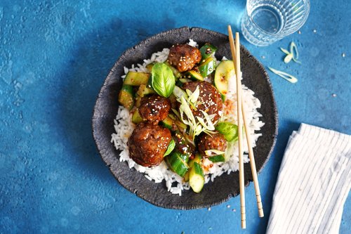Spicy Meatballs mit Reis & Gurkensalat | Bake to the roots