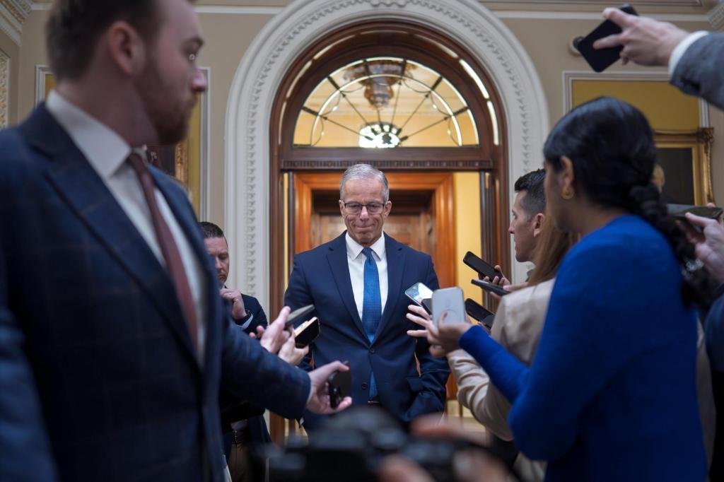 Congress approves short-term extension of divisive US surveillance program hours before expiration