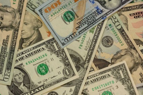 Dollar Sinks as President Trump Threatens to Escalate Trade War