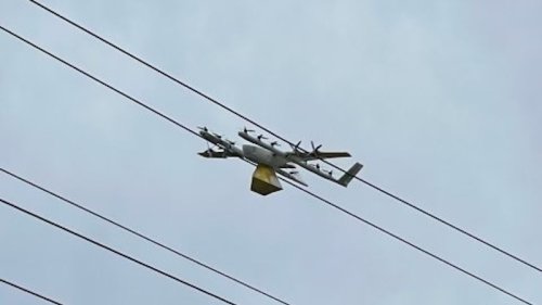 Drohne fliegt in Stromleitung: Stromausfall in Hunderten Haushalten