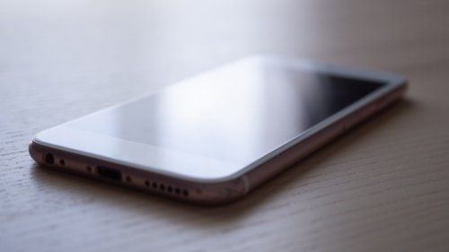 Smartphone auf dem Tisch: Darum solltest du das lieber lassen