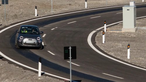 Auf Autobahnen: E-Autos könnten künftig während der Fahrt laden