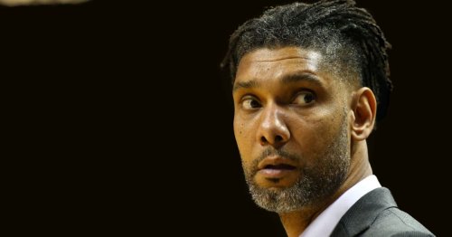 “He feels strong as f**k. Aren’t you supposed to be retired?” - Tim Duncan wrestles with ex-UFC champion with David Robinson watching