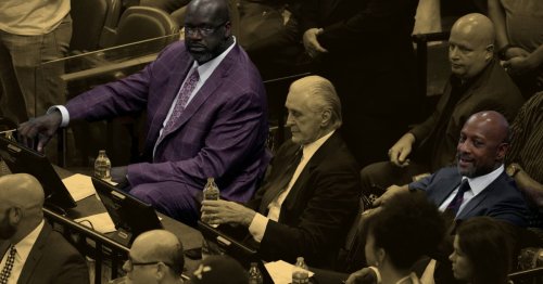 “Zo, come here and take your shirt off”- How Pat Riley used Alonzo Mourning to make a point to Shaquille O’Neal