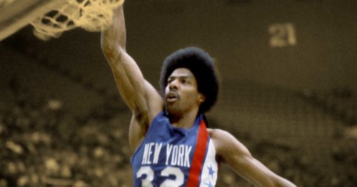 "Your mind is not gonna let your body do it" - Julius Erving explains how difficult dunking from the free throw line really is
