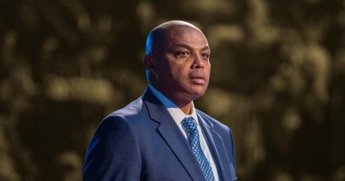 "That's the stupidest thing ever" - Charles Barkley feels the NBA threw the refs under the bus after a crucial missed call in Knicks-Pistons game 