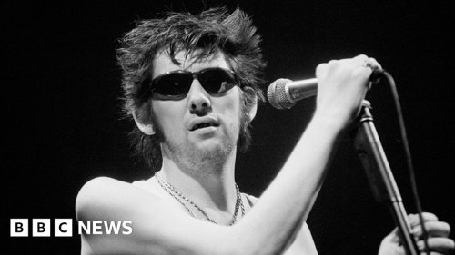 Pogues singer Shane MacGowan dies aged 65 - BBC News